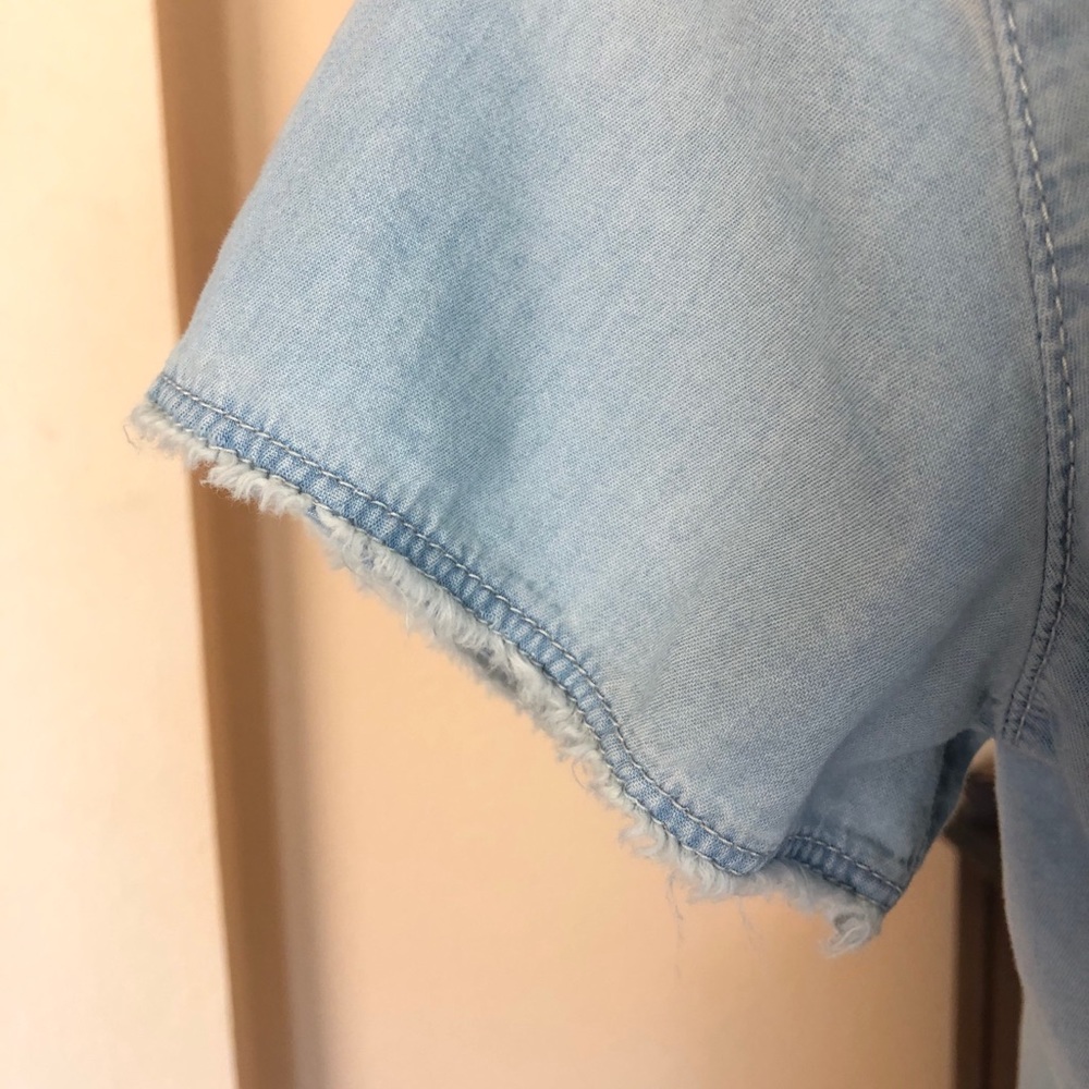 {CALVIN KLEIN} LIGHT WASH DENIM TOP TIE FRONT - Picture 7 of 10